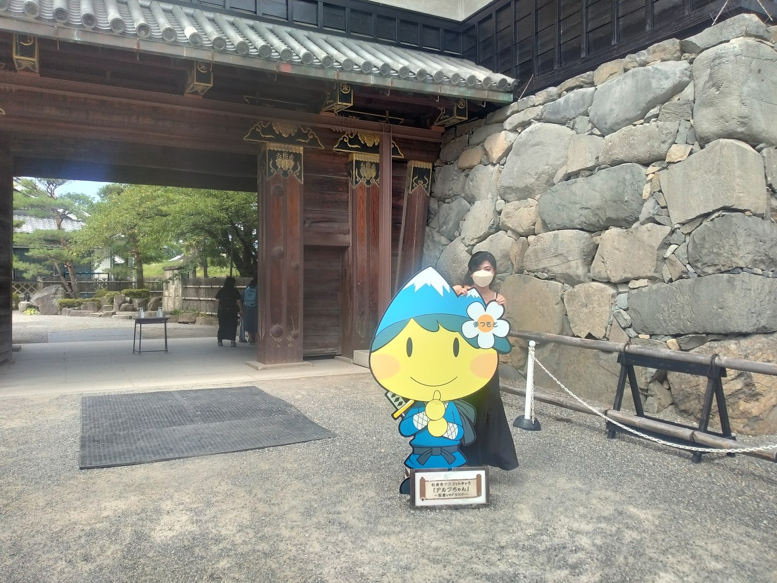 大手門で出迎えるマスコットキャラクターのアルプちゃん