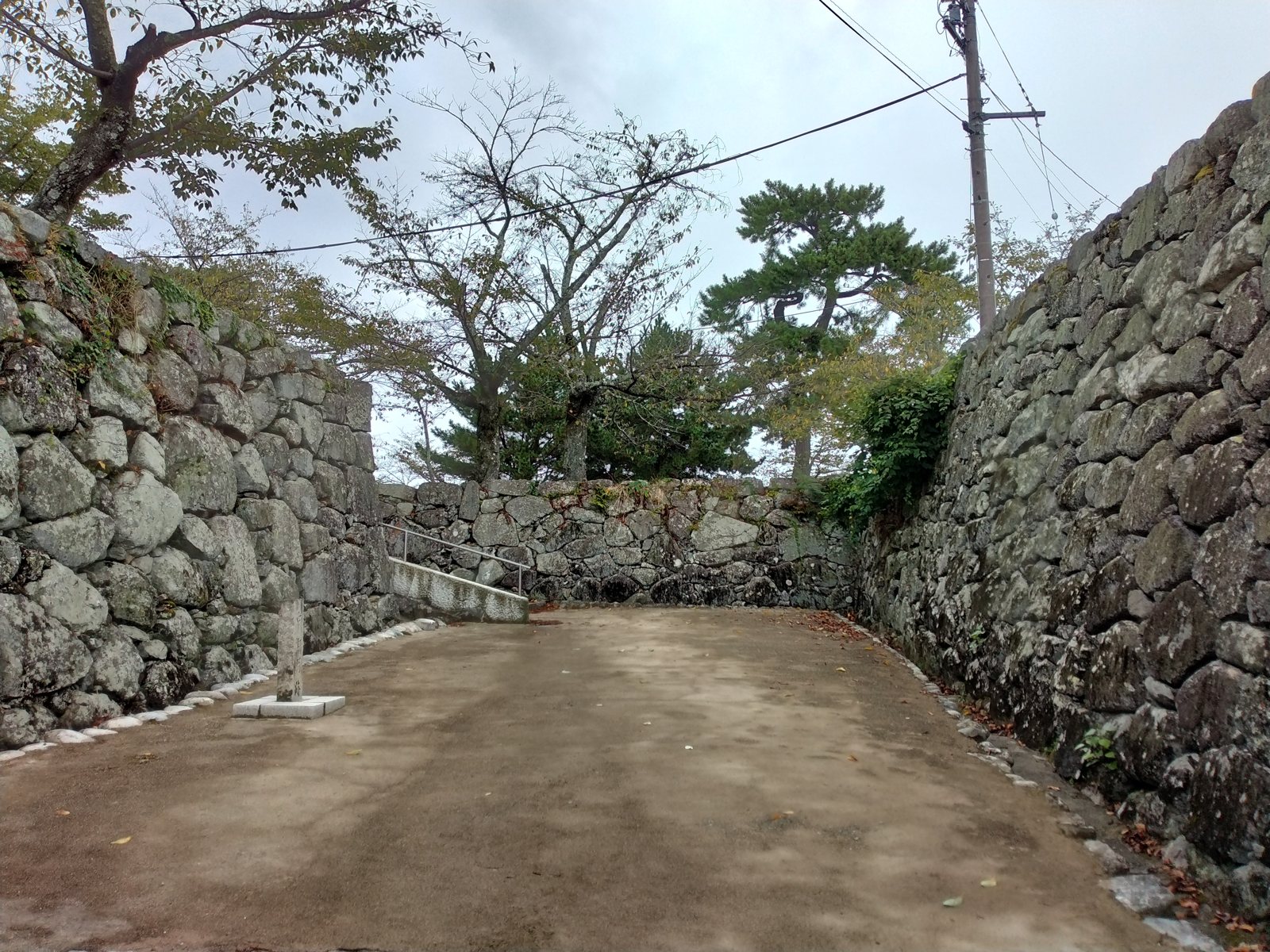 左右を石垣にはさまれた枡形。攻め手はここで進路を折られる