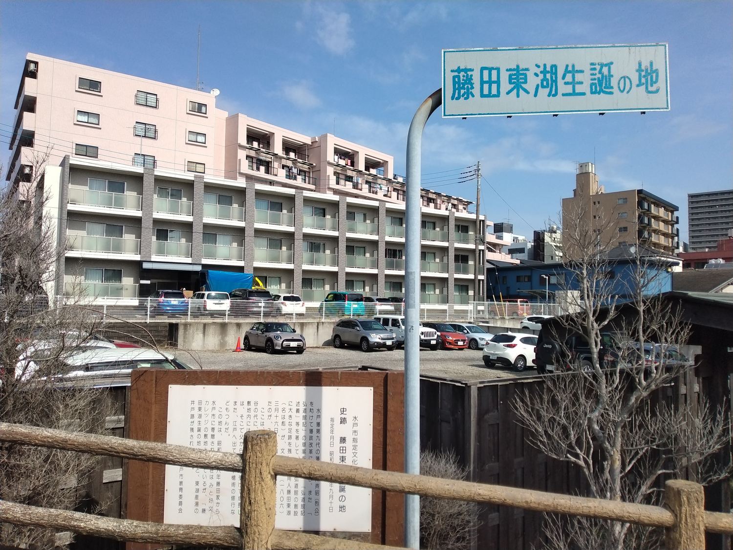 水戸駅前の水戸黄門像。助さん格さんを従えている。