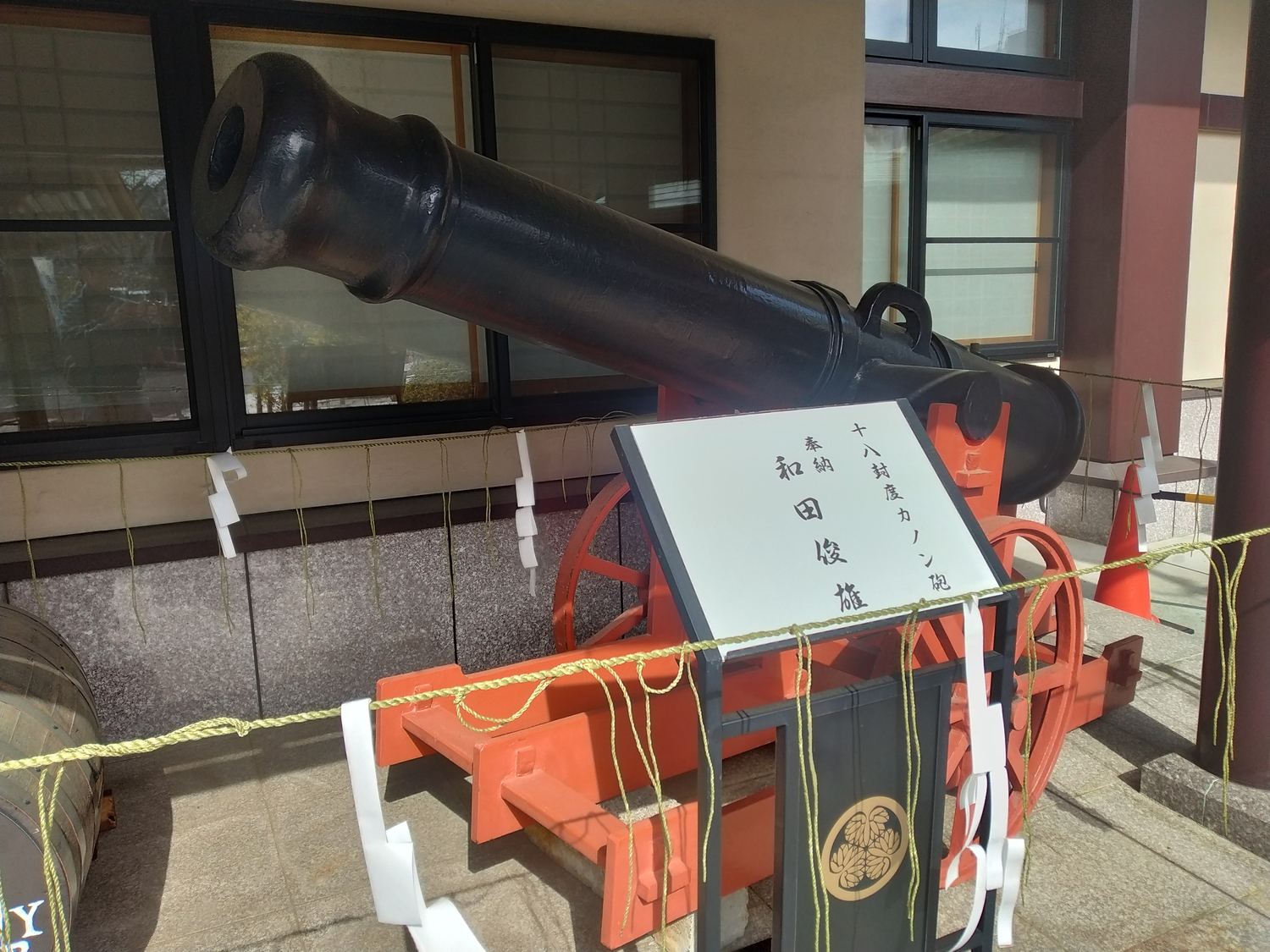 徳川斉昭公像。背後に大手門が見える。
