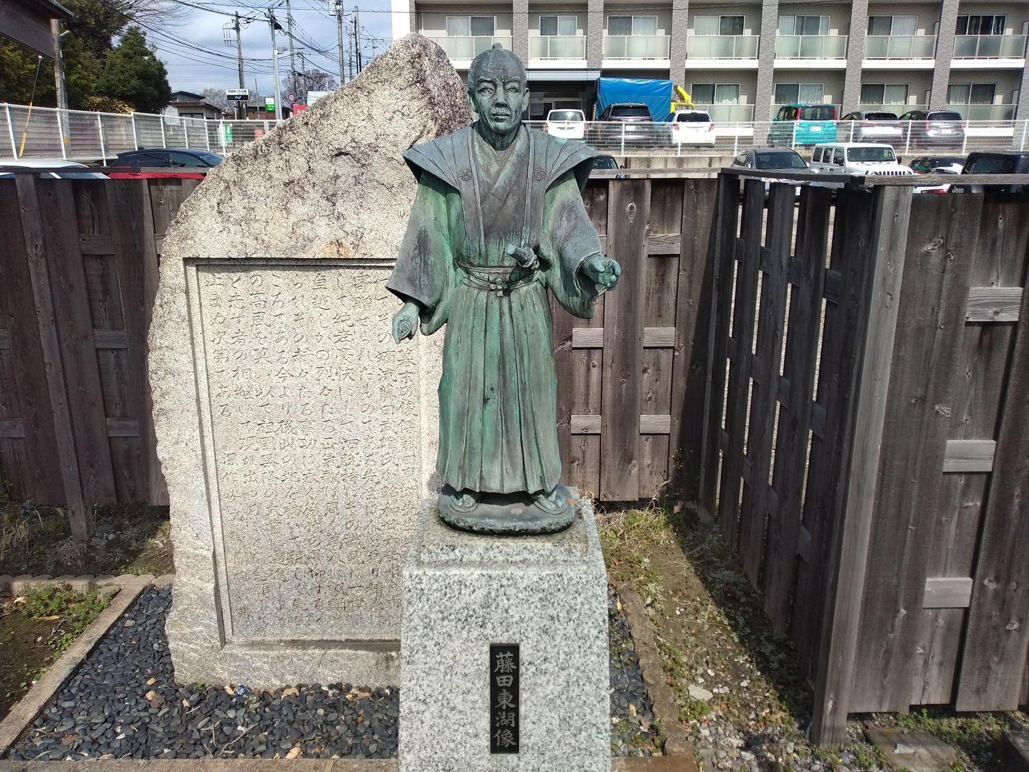 復元された大手門。木の色がまだ新しい。