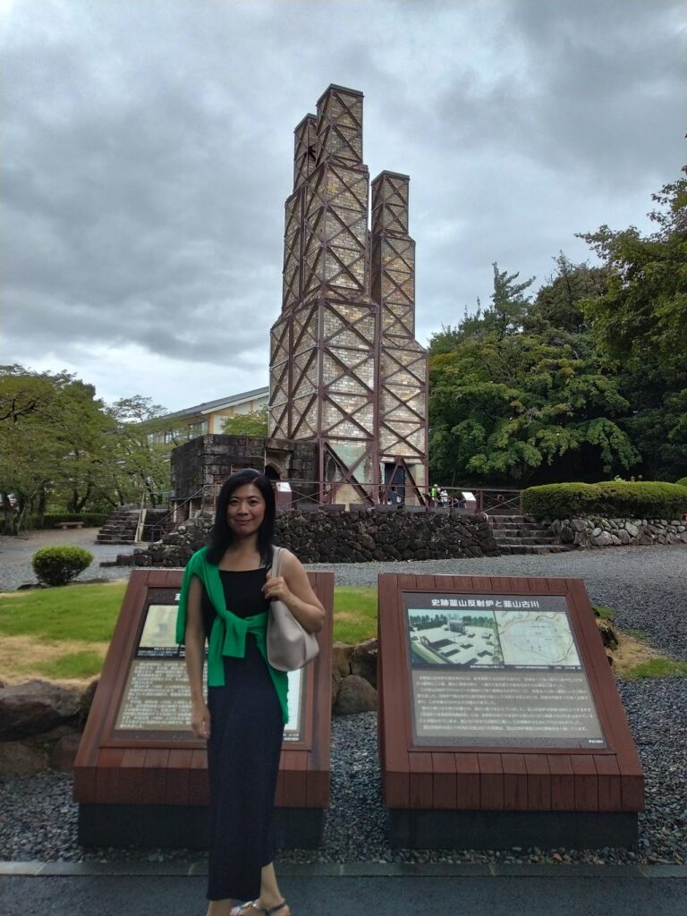 韮山反射炉と案内板。連双式2基4炉のレンガ積みの炉が現存する。