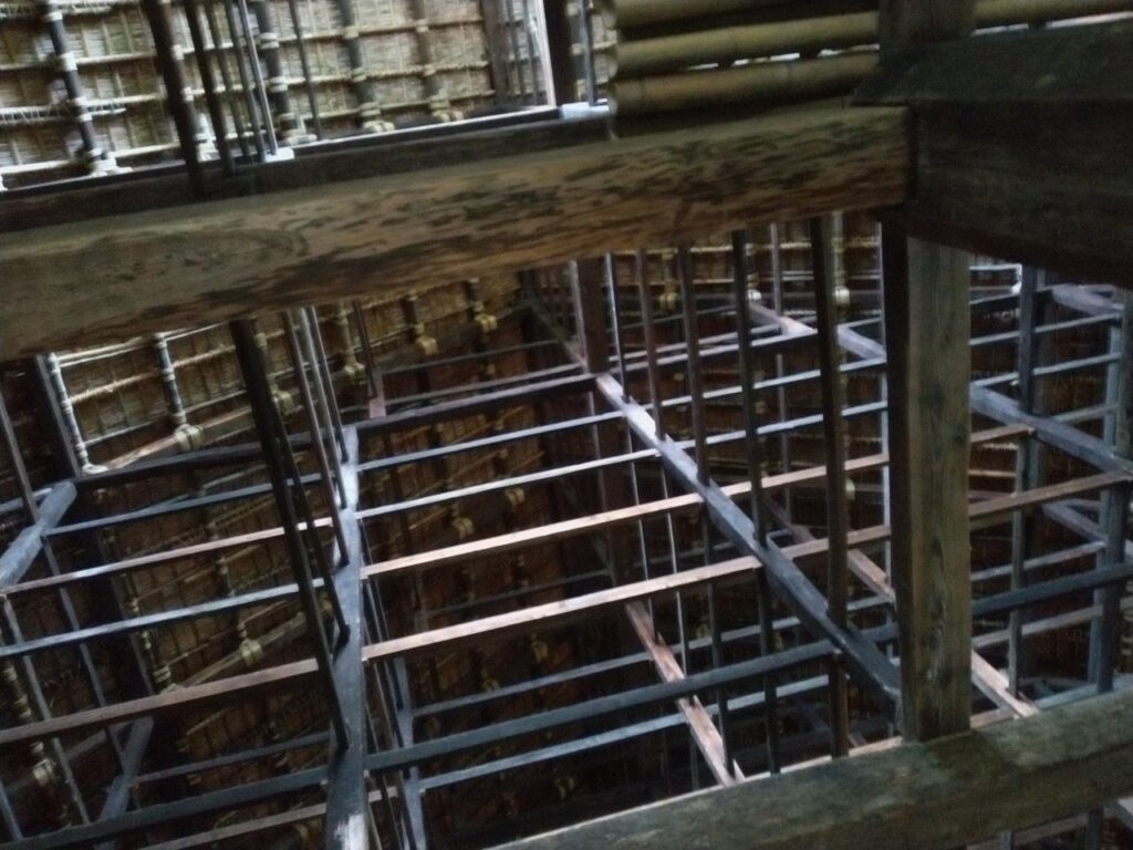 江川邸の巨大な小屋組。何百年もの歳月を支えてきた豪壮な木組み。