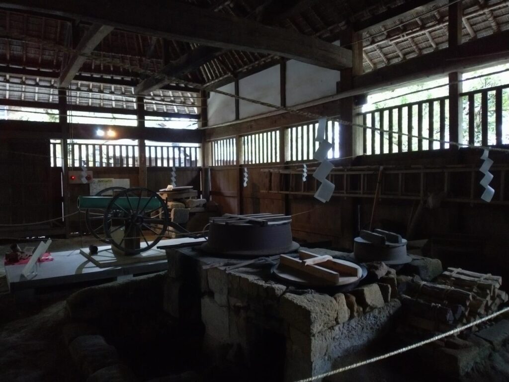 江川邸の土間とかまど。奥には青銅砲も展示されている。