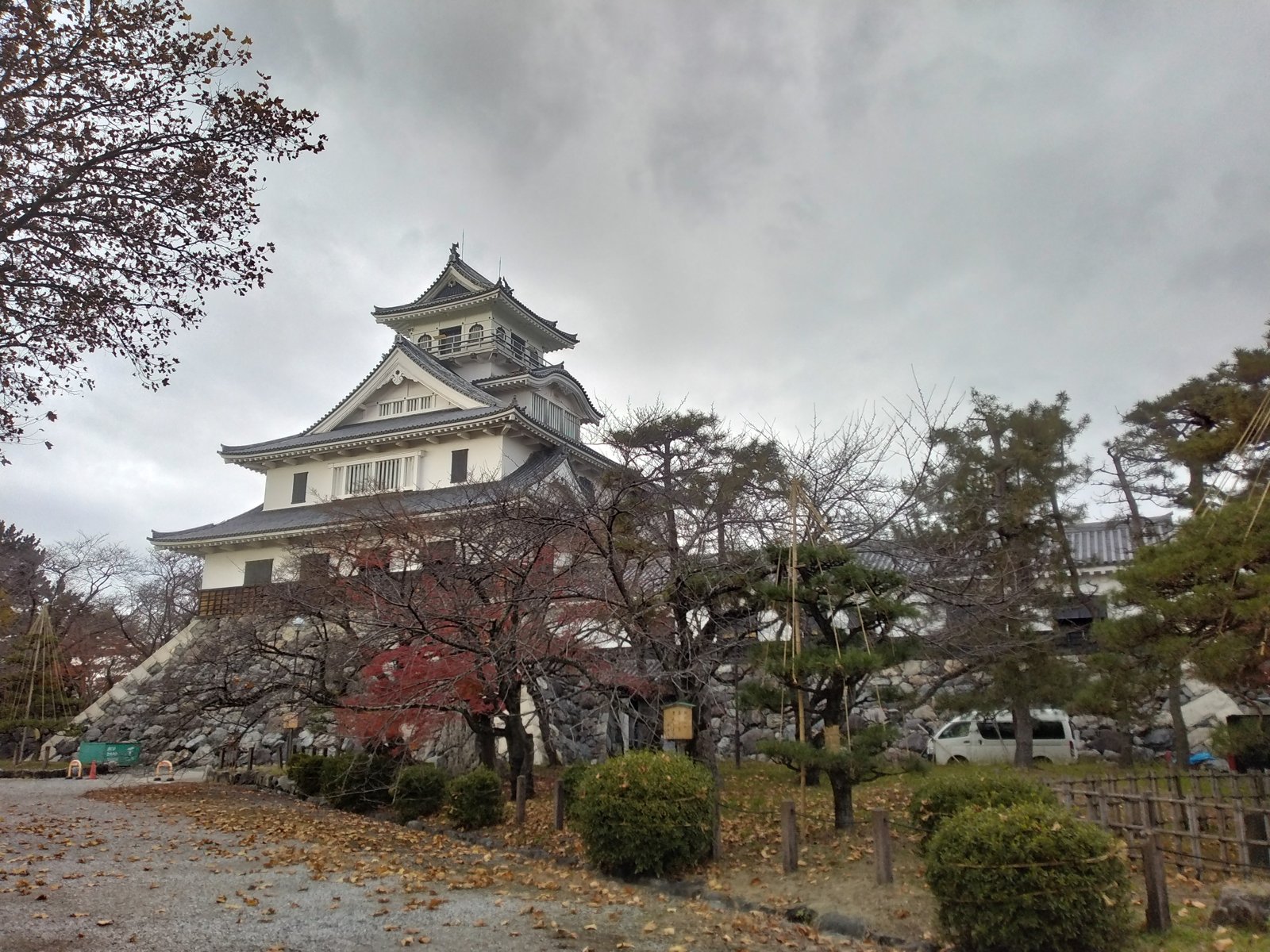 曇り空の下の模擬天守。昭和五十八年に建てられた長浜城歴史博物館である