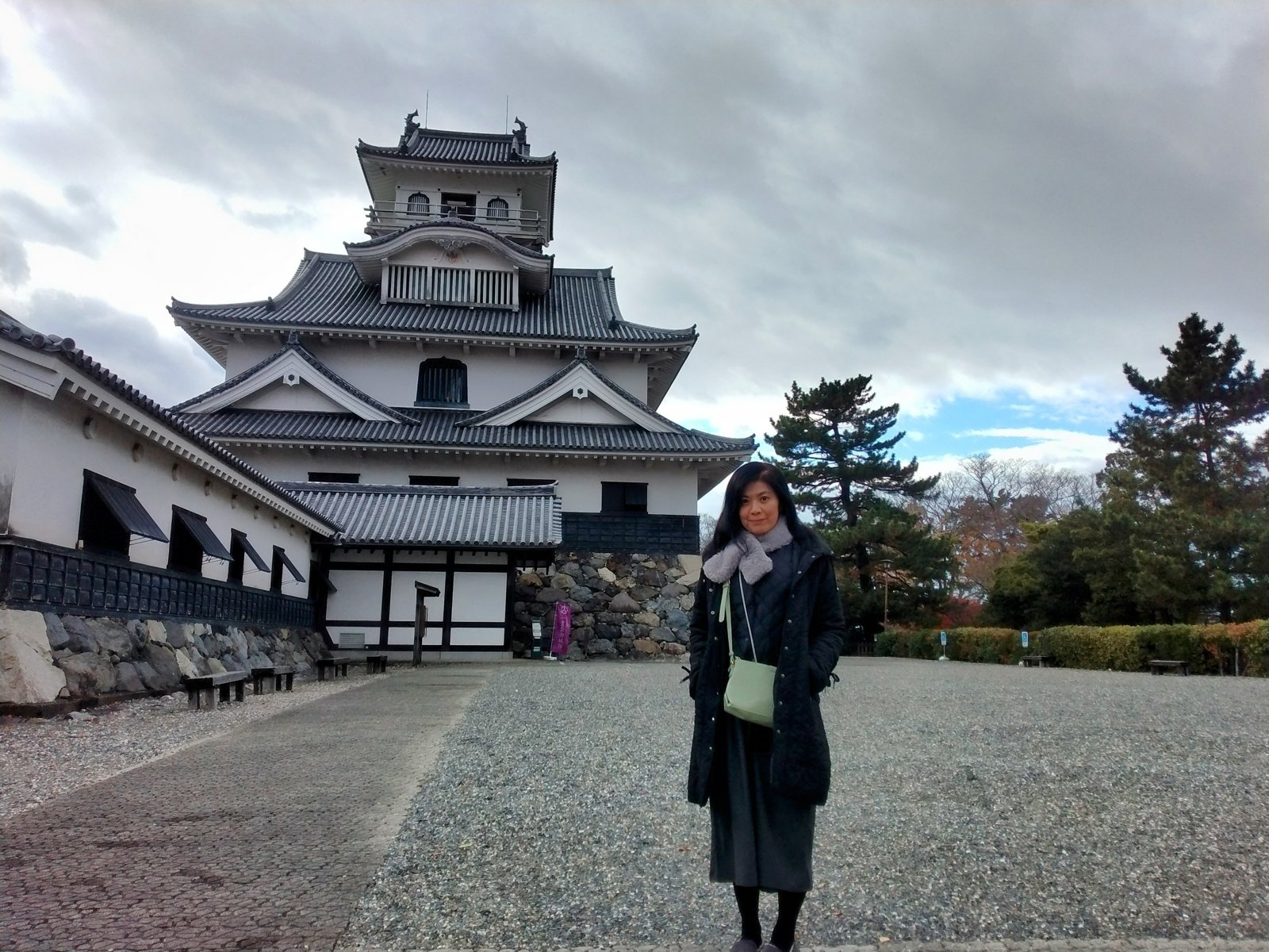 空が晴れてきた午後の長浜城。妻と