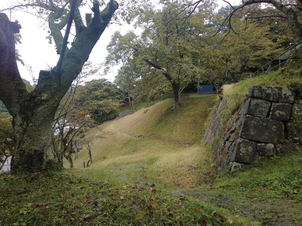 山肌を固める総石垣と土塁