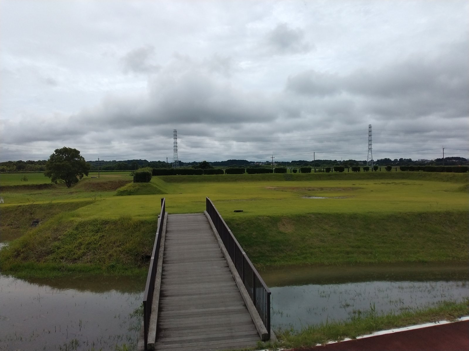 本丸へ渡る木橋。水をたたえた堀の幅がそのまま城の格を語っている
