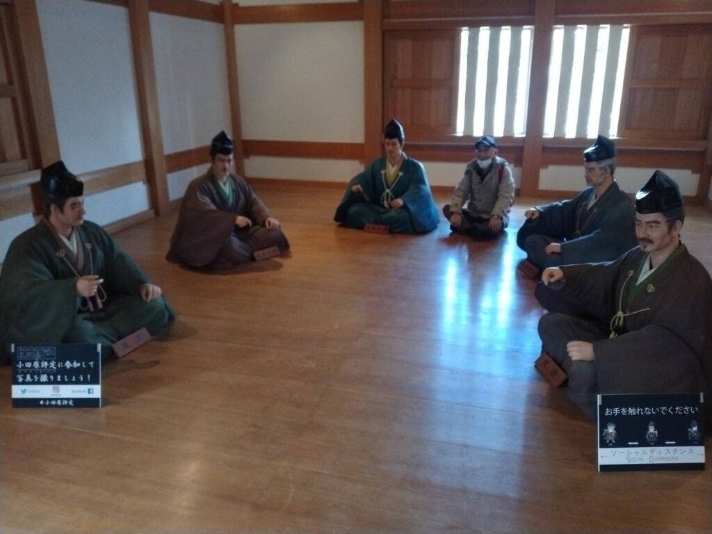 天守閣内の「小田原評定」人形展示。戦国時代、北条氏が籠城か開城かを議論した故事にちなむ写真スポット。