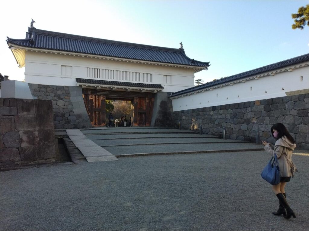 二の丸の正門・銅門(あかがねもん)。渡櫓門と高麗門からなる枡形で、平成9年に復元された。