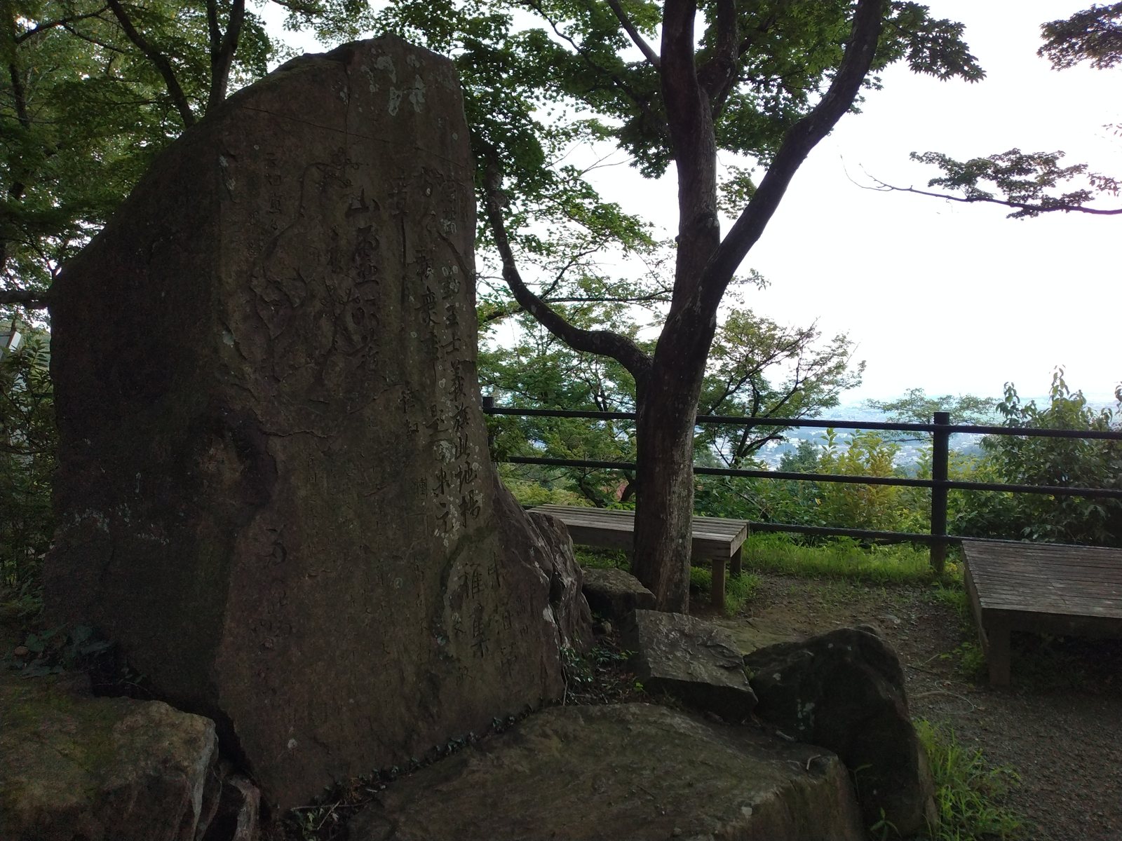 碑の向こうに広がる関東平野。天狗党の800人も、この眺めを毎日見ていたはずである