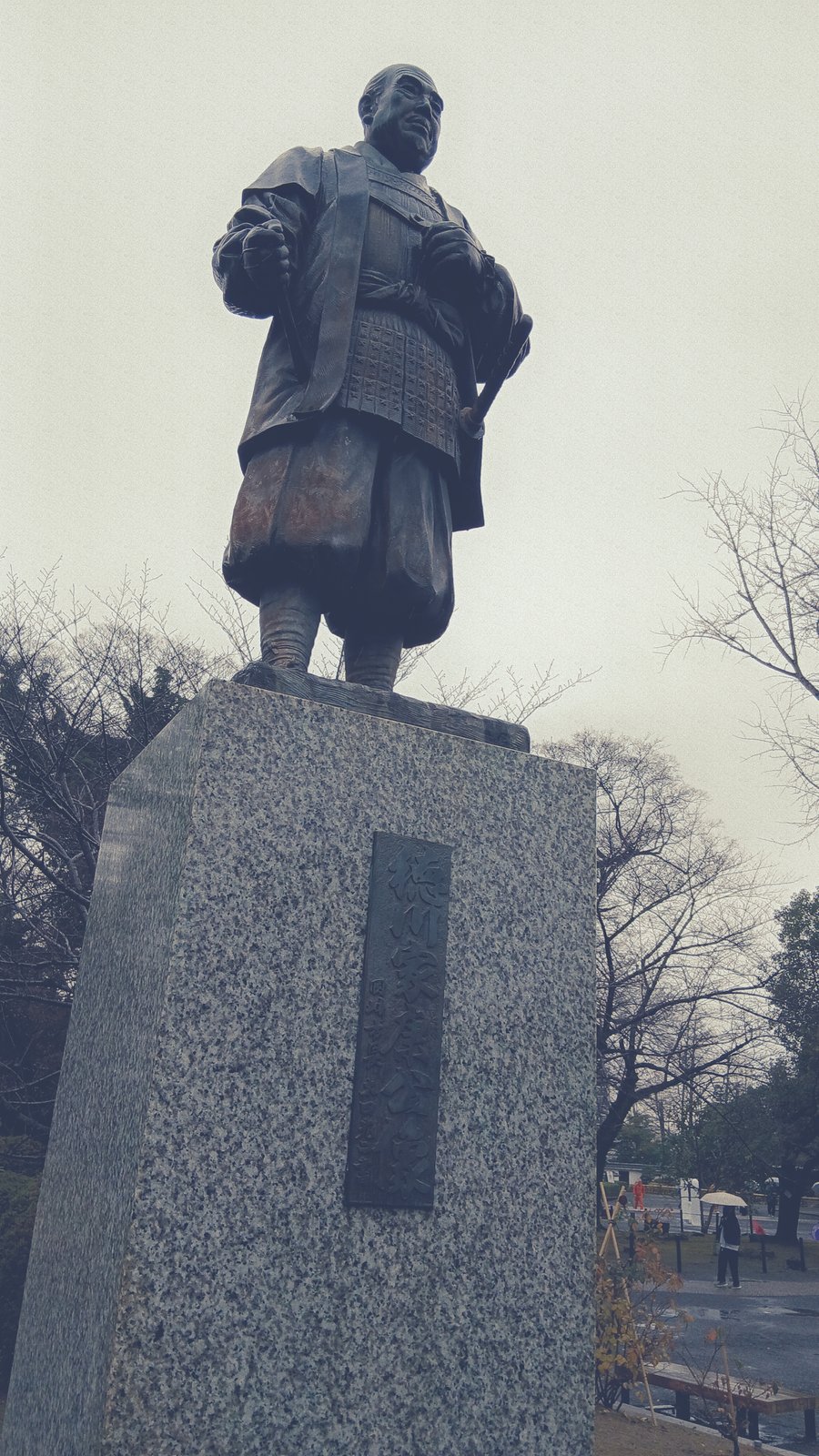 岡崎公園に立つ徳川家康公の像