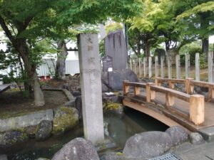 史蹟寒河江城址の標柱と太鼓橋