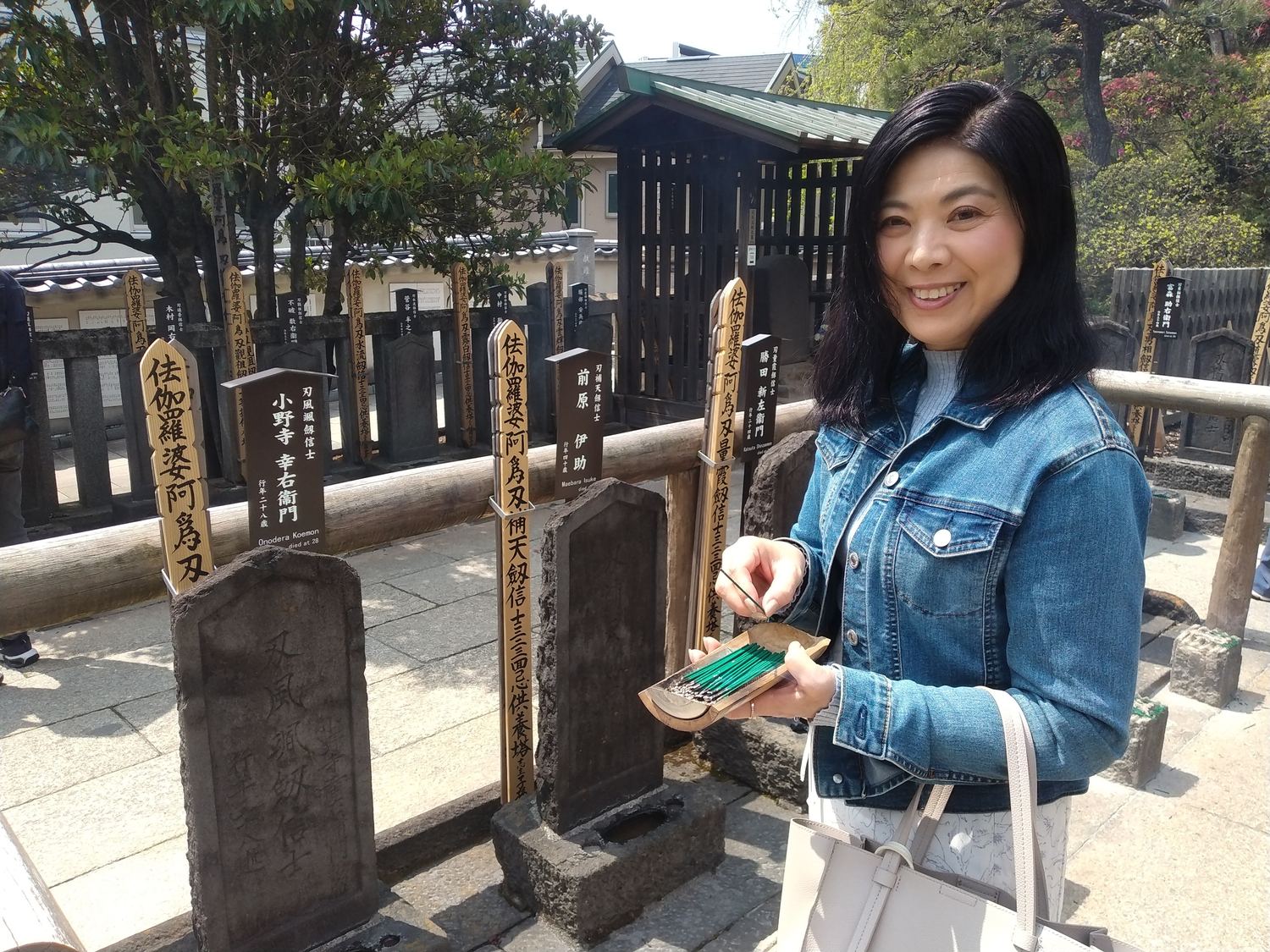 四十七士の墓前。一基ずつに線香を手向けていきます。