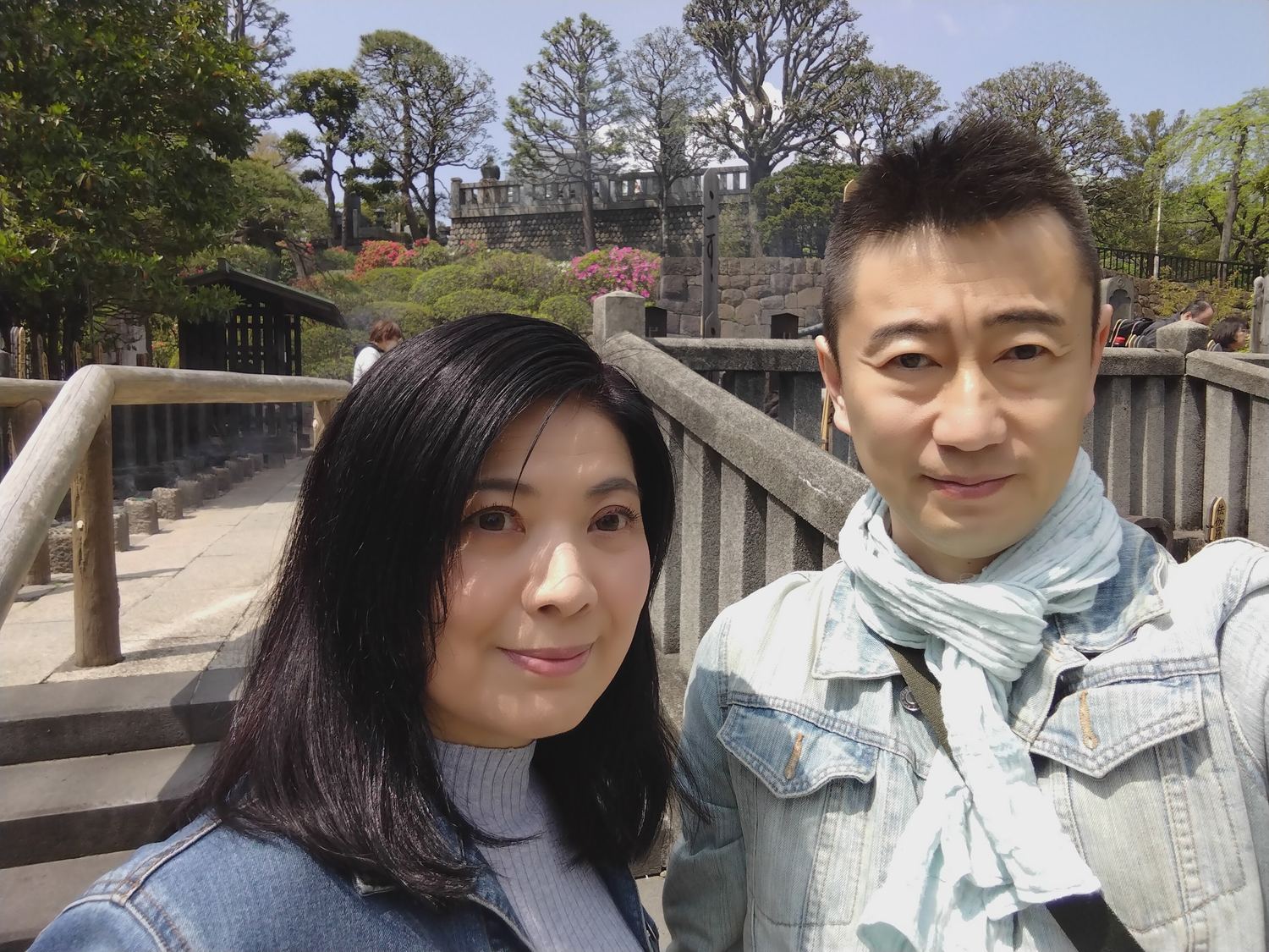 義士墓所。この奥に四十七基の墓石が並んでいます。
