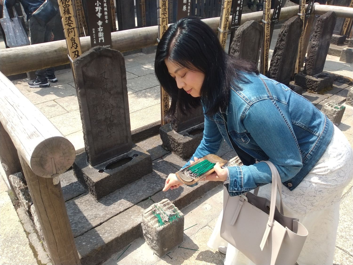 一基ごとに線香を手向けます。四十七人分となると、それだけで時間が過ぎていきました。