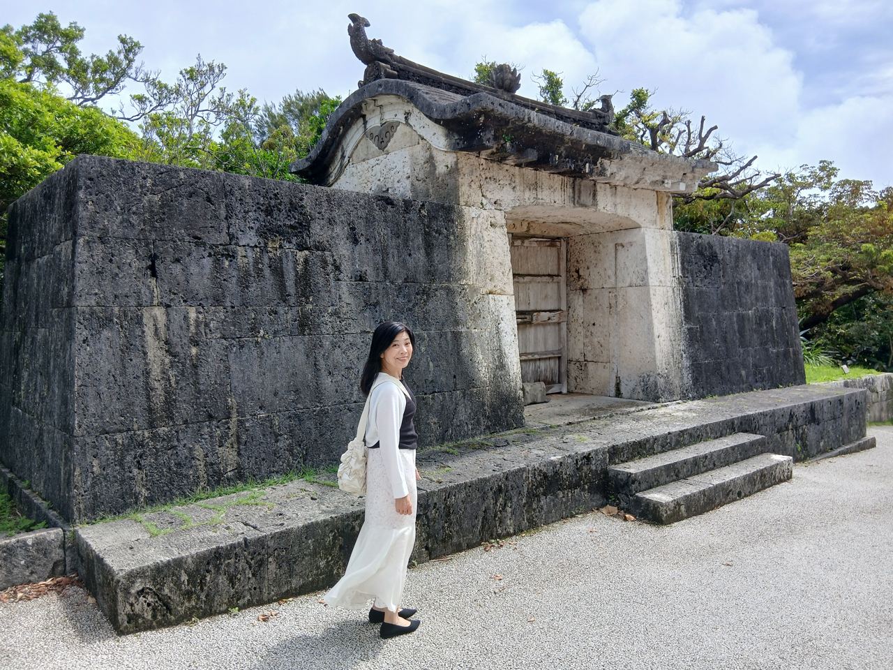 園比屋武御嶽石門（そのひゃんうたきいしもん）。国王が城を出る際に安全を祈った聖地で、世界遺産に登録されている