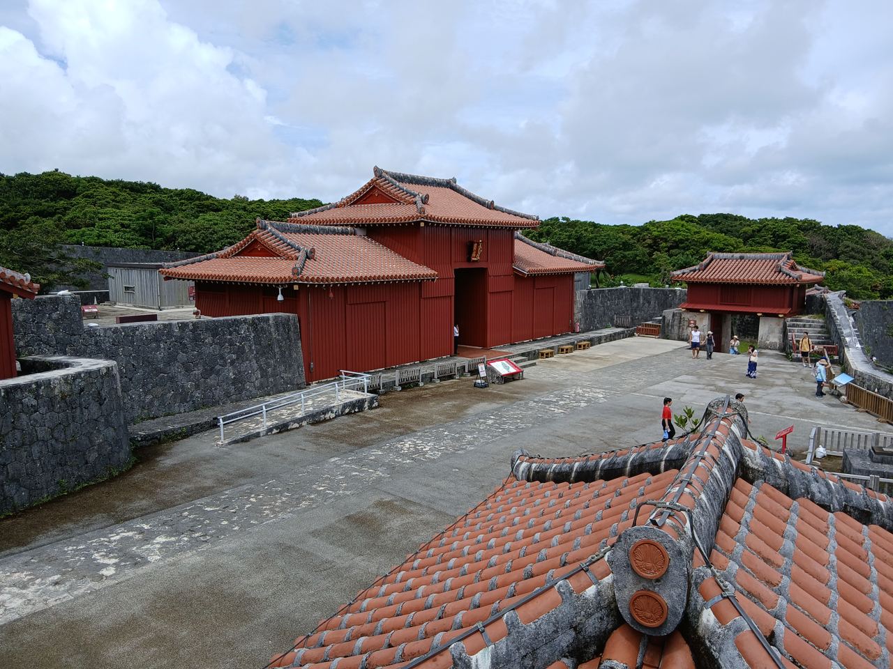 首里城の御庭（うなー）と奉神門。かつて王府の中枢だったこの一帯に、ペリーは乗り込んできた（現在は正殿を再建中）
