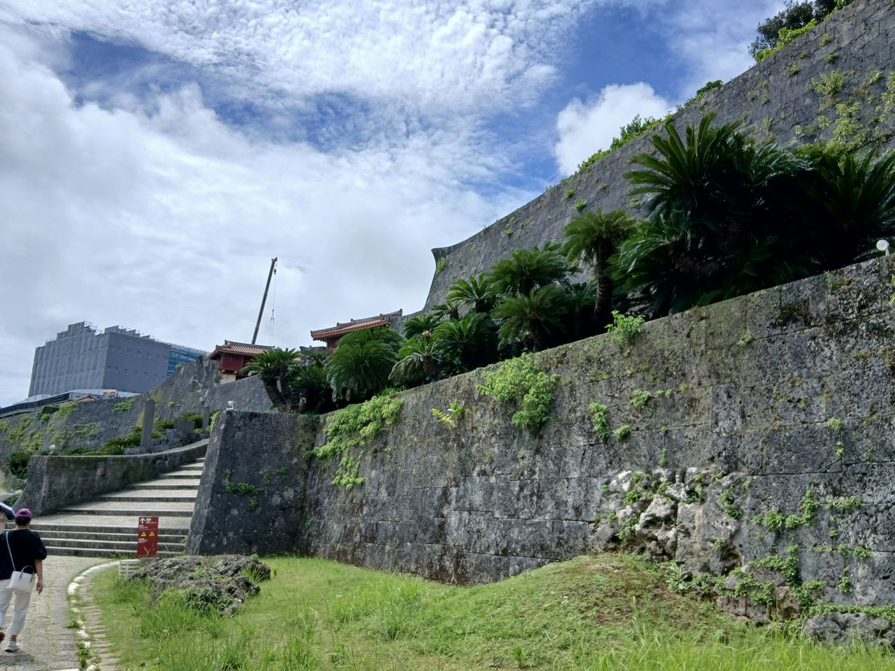 琉球石灰岩を積んだ首里城の城壁。本土の城とは異なる、なめらかな曲線が美しい