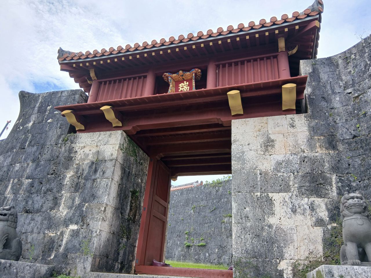 石段の上に建つ瑞泉門。琉球独特の朱塗りの櫓門で、名水「龍樋」にちなむ