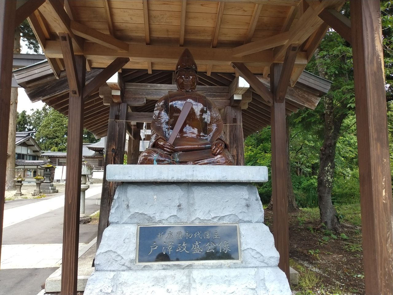 戸澤神社の境内に立つ「新庄藩初代藩主 戸澤政盛公像」。角館の戦国大名から新庄六万石の礎を築いた人物