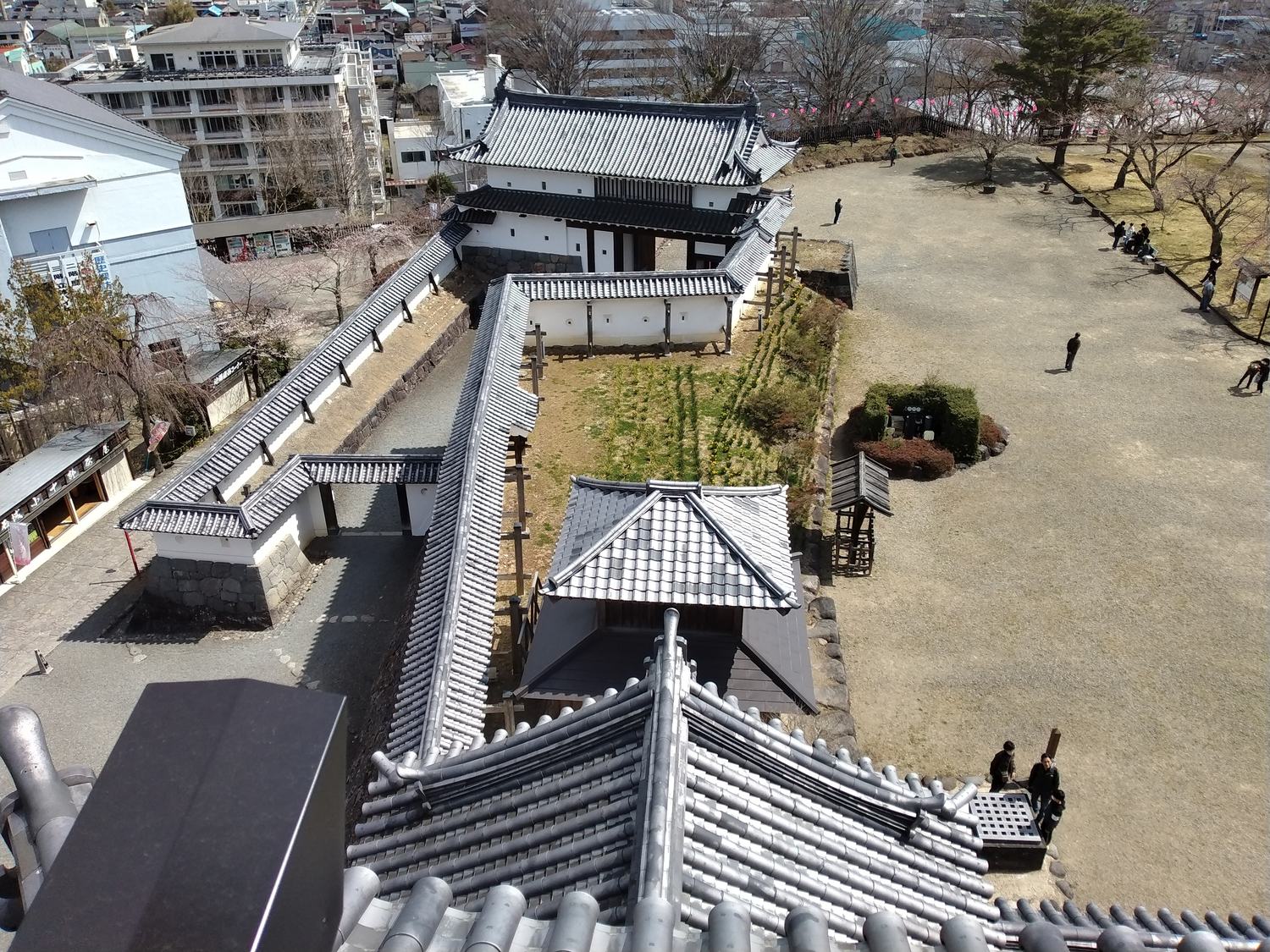 三階櫓から見下ろした本丸広場と大手門。この空間で会議が開かれた。