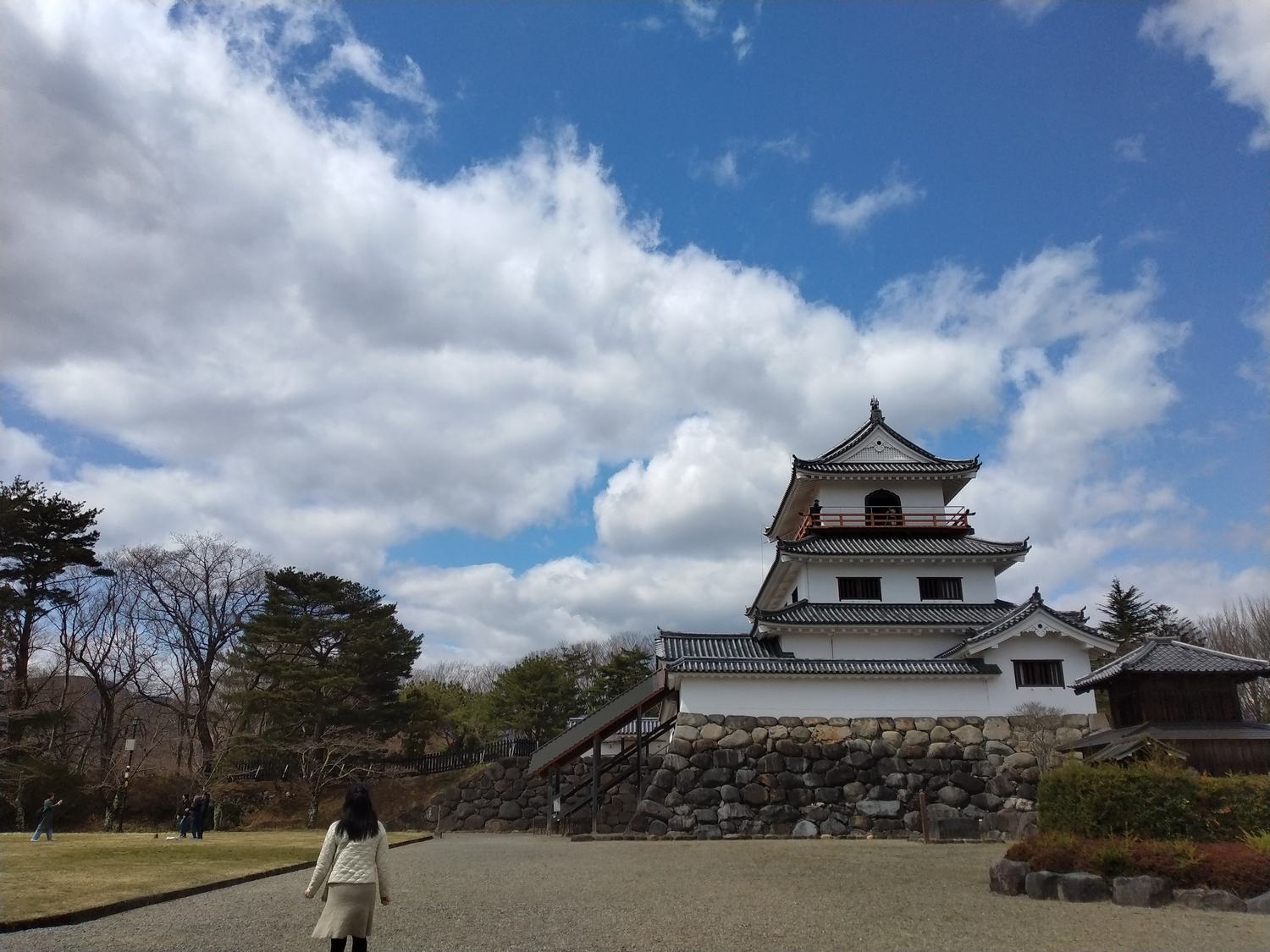 本丸広場と三階櫓。慶応四年閏四月、この本丸に奥羽の諸藩の代表が集まった。
