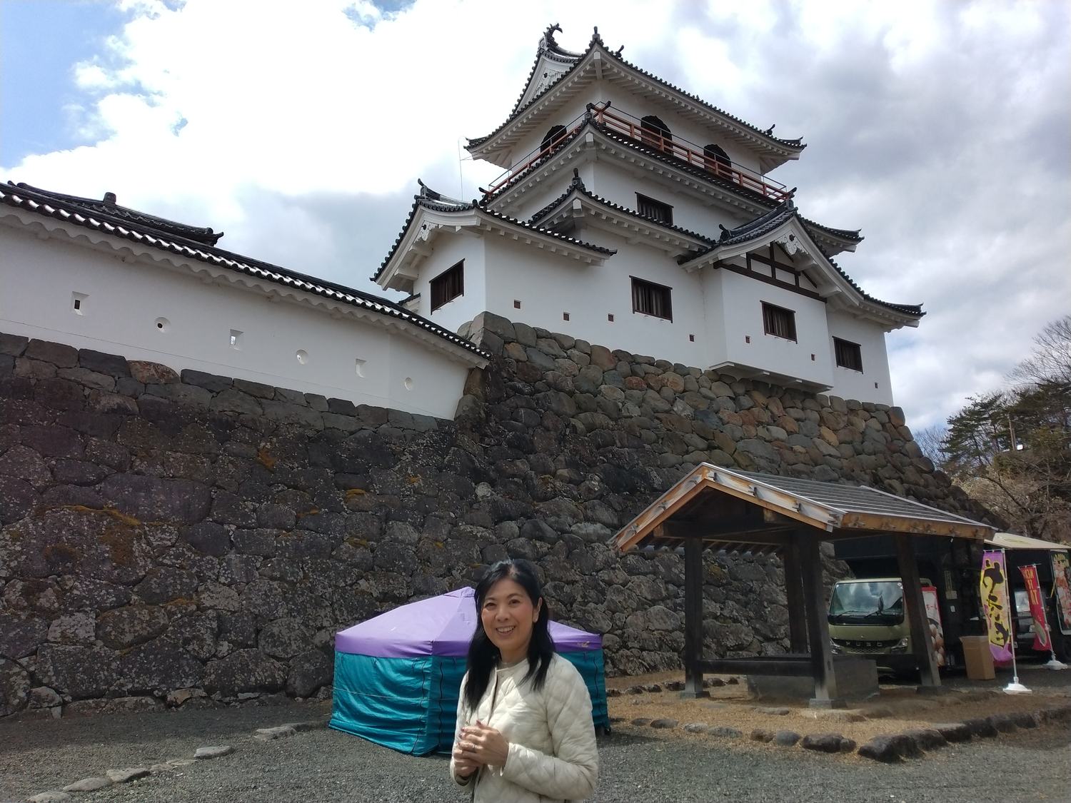 石垣の下から見上げる三階櫓。