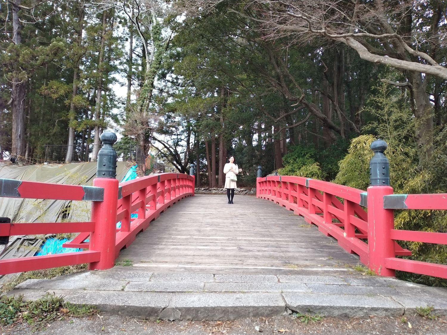 朱塗りの橋。堀を渡って本丸へ入る。