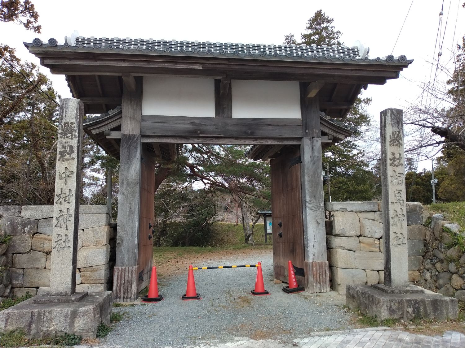 中村城跡に残る門。両脇の石柱に「縣社 相馬神社」「縣社 中村神社」と刻まれている。