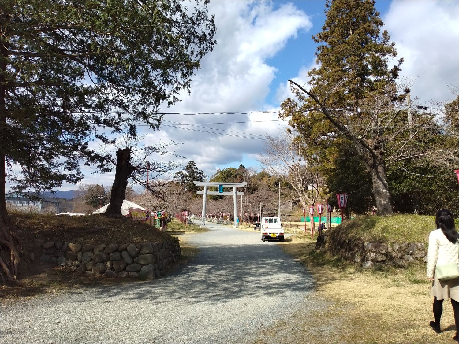 土塁に挟まれた参道。両脇の高まりが、そのまま城の防御線である。
