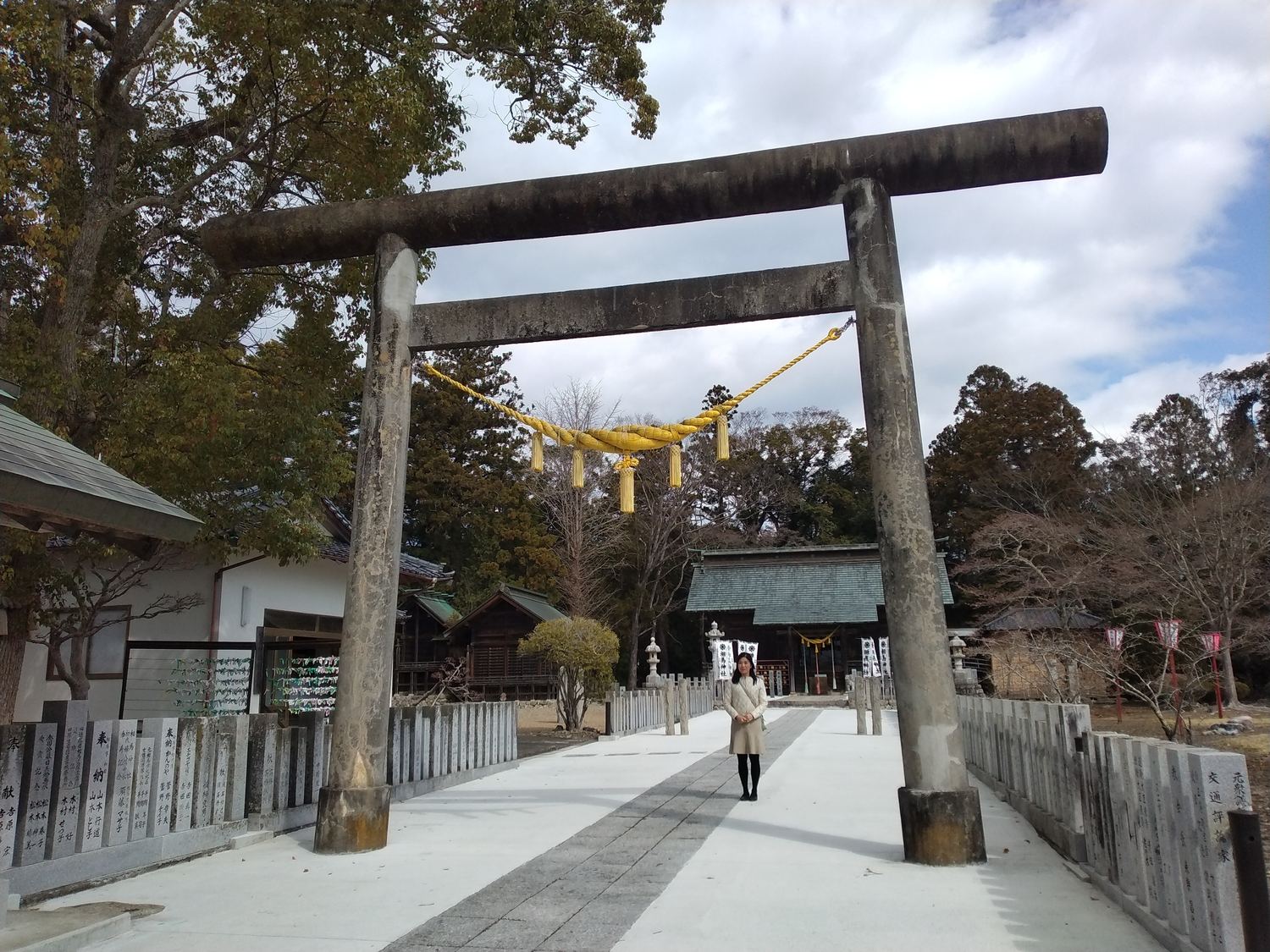 相馬神社の鳥居。参道の玉垣には奉納者の名が並ぶ。