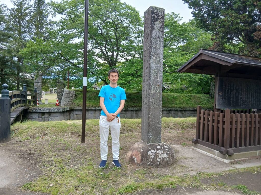 「史跡 龍岡城趾」の石標。国指定史跡として保存されている。