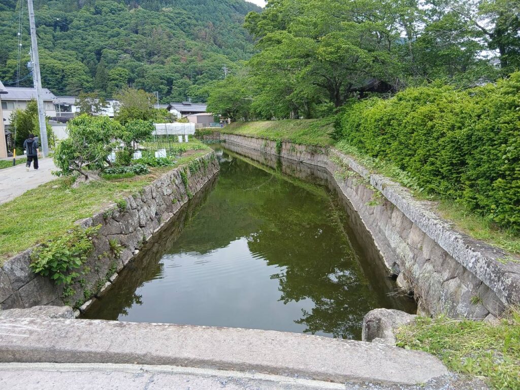 龍岡城に現存する水堀と石垣。星形の稜堡のかたちを今に伝える。