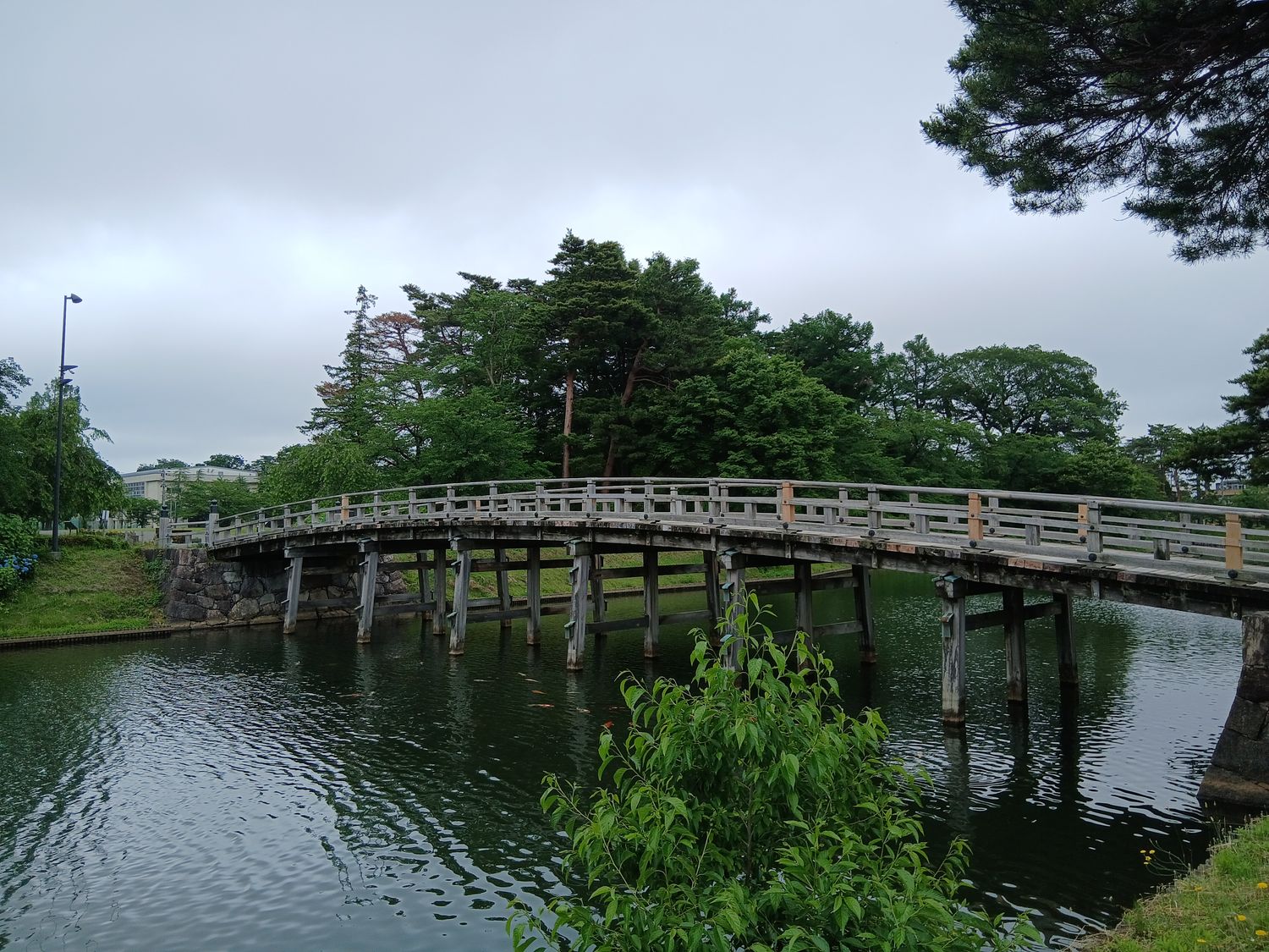 復元された極楽橋。堀を渡って本丸へ入る、城の正面にあたる橋である。
