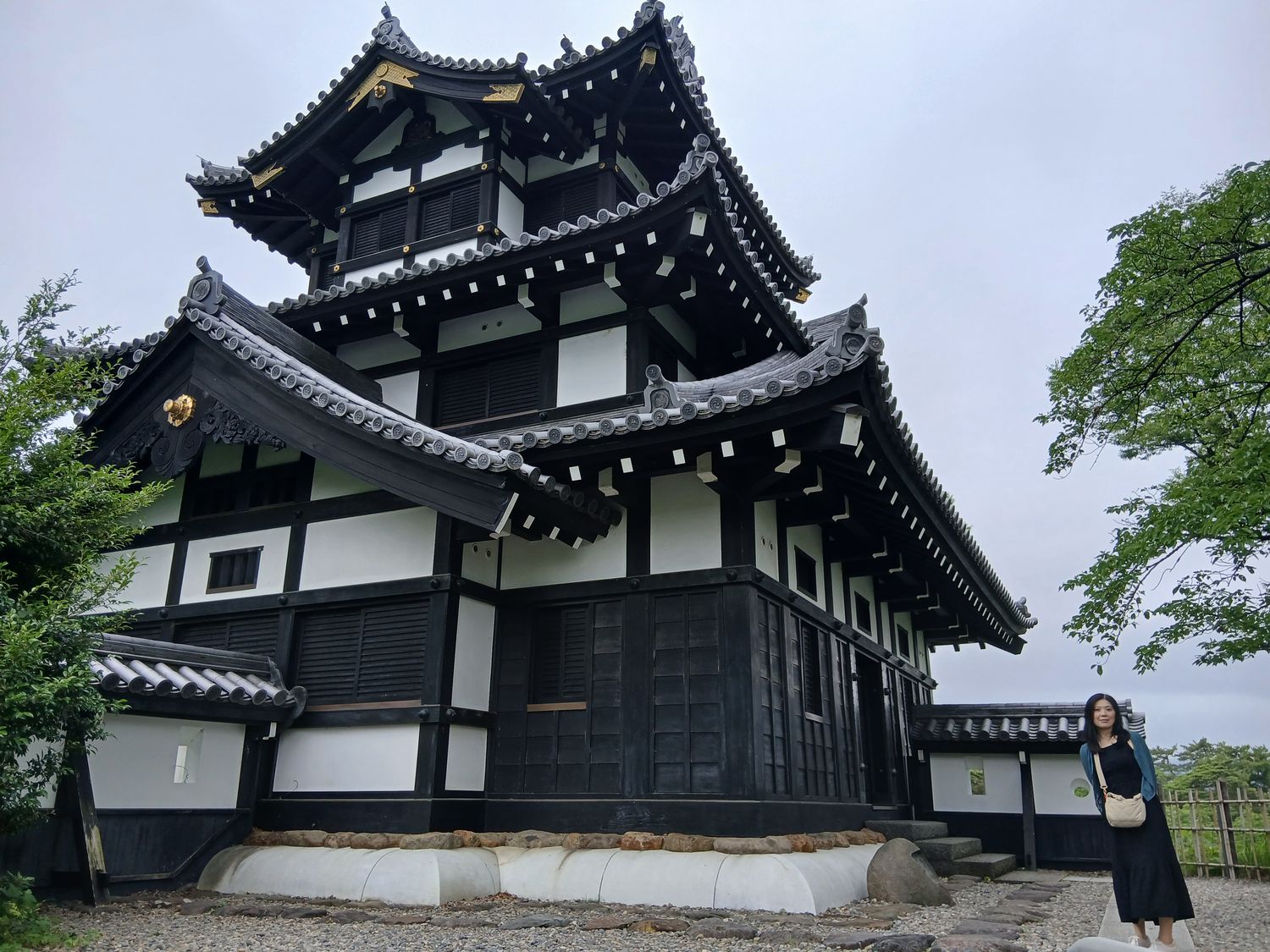 三重櫓を正面から。石垣は用いず、土塁の上に直に建っている。