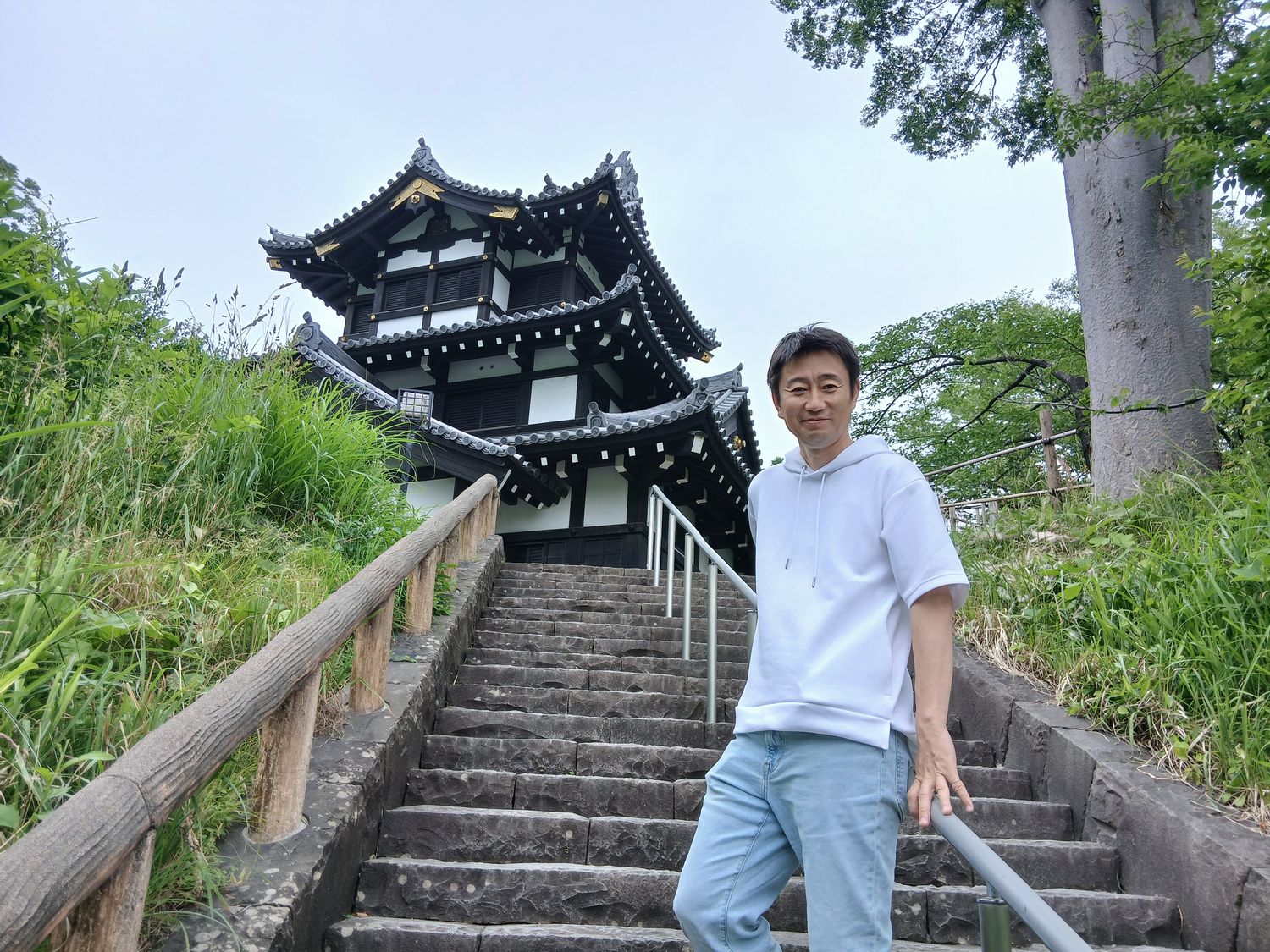 三重櫓の下で。天守ではなく櫓だが、この城ではこれがシンボルだった。