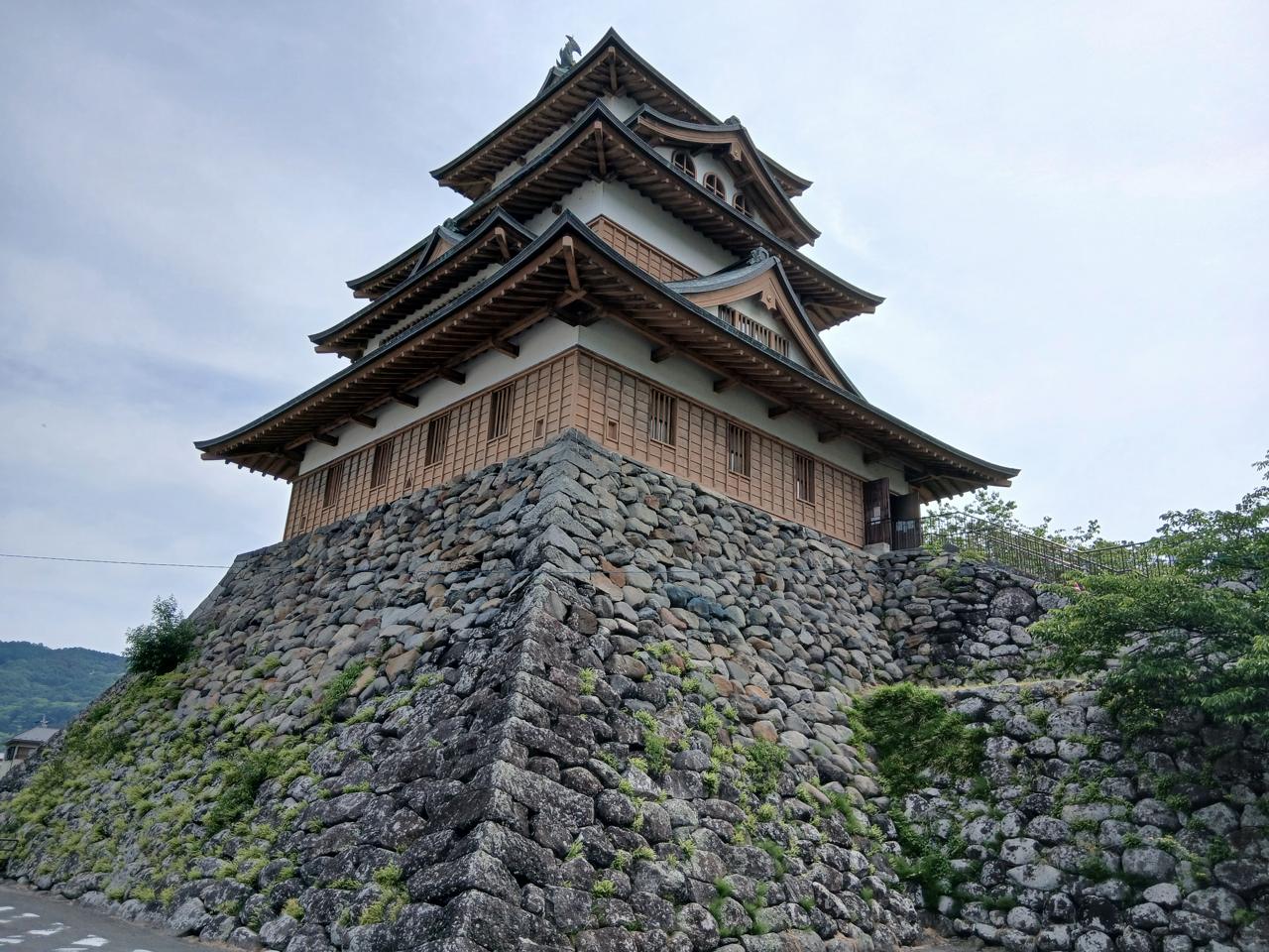 天守と野面積みの石垣