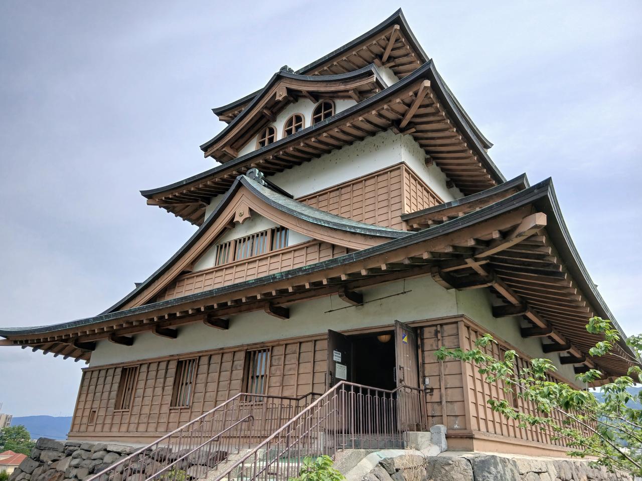 復興天守の近景。白壁に唐破風が映える