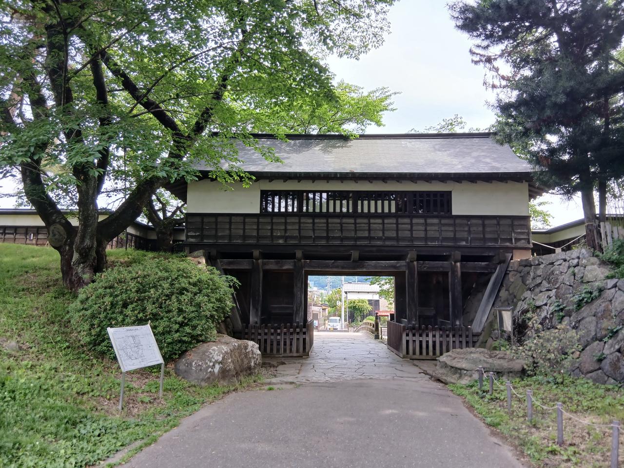 冠木門(かぶきもん)。城内へと導く門をくぐる