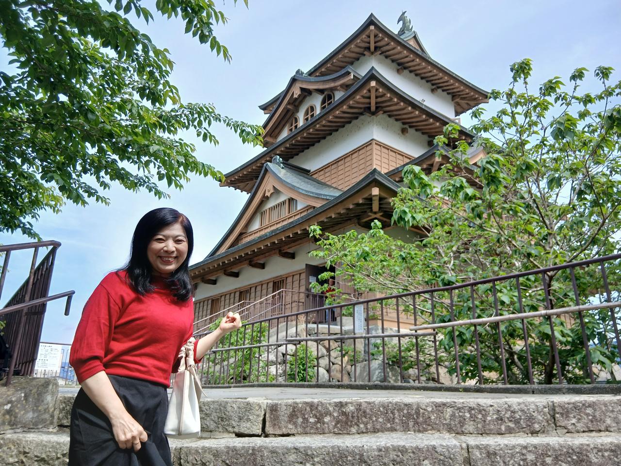 天守を見上げる。諏訪の青空によく映える