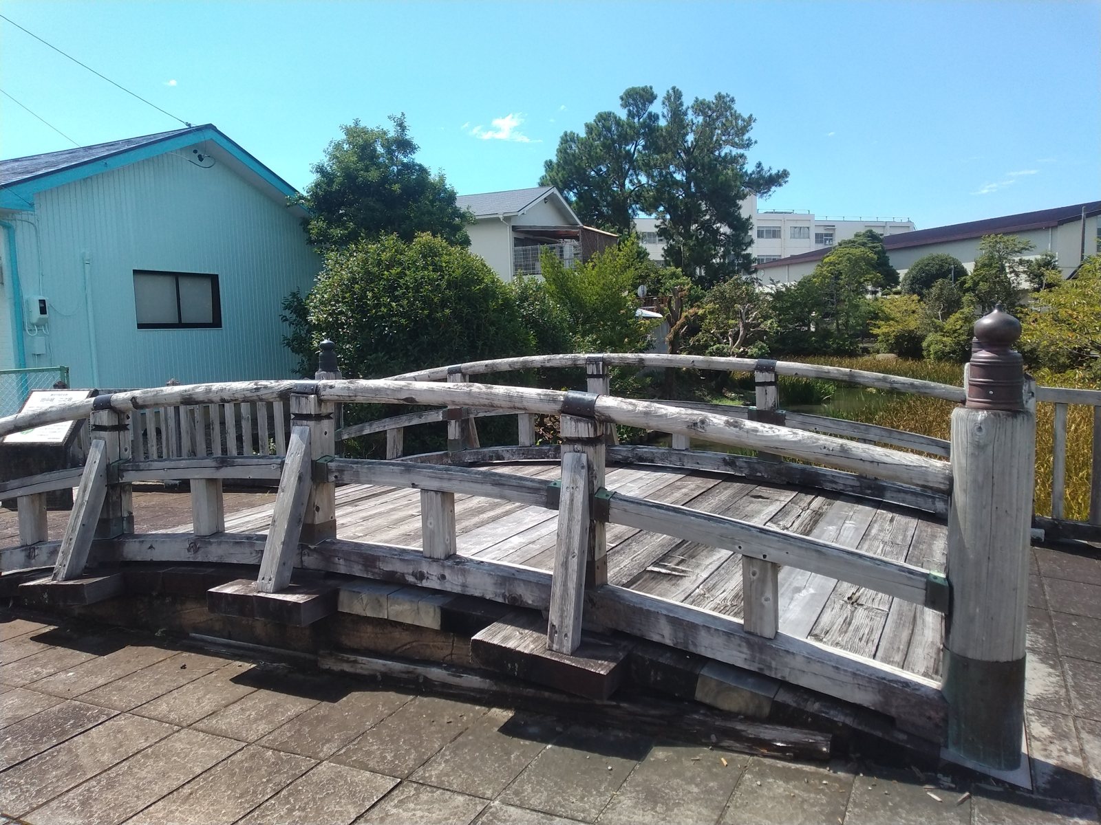 城跡の一角にかかる木橋。この日、私はここまでで満足してしまった
