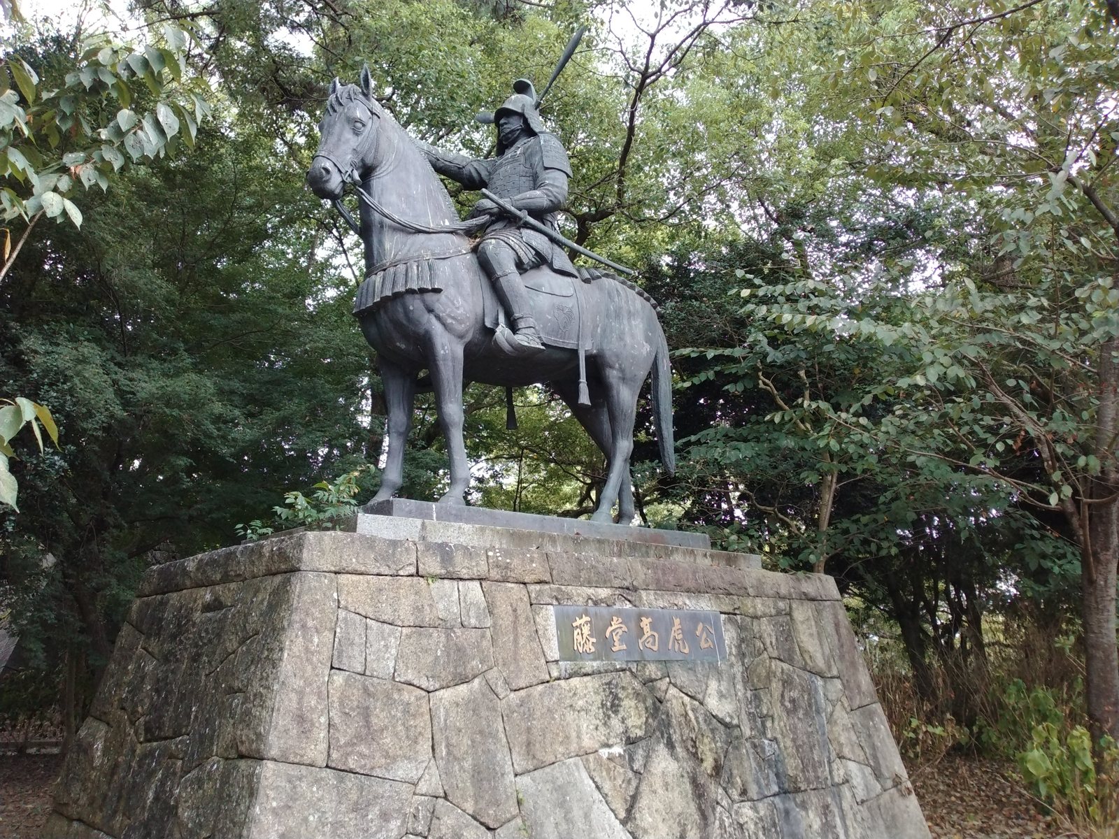 藤堂高虎公の騎馬像。築城の名手として知られ、この城を輪郭式に作り替えた