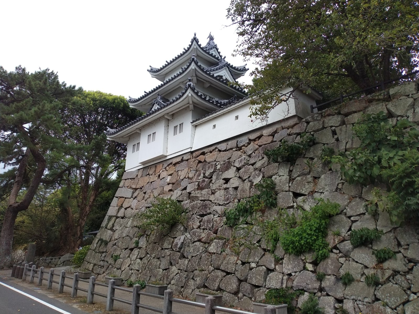 石垣の上に立つ三重櫓。市街地の道路ぎわに、いきなりこの高さが現れる