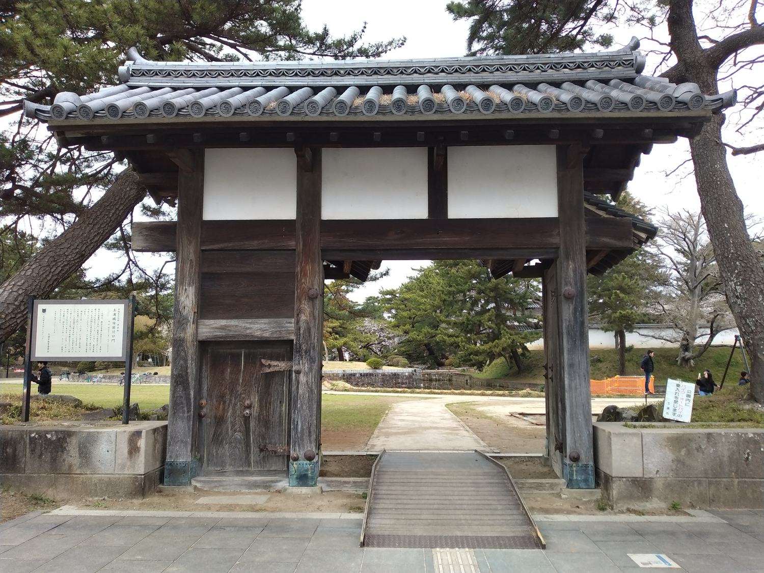「土浦城跡および櫓門」の案内板。江戸時代(安政期)の城郭図が添えられている。