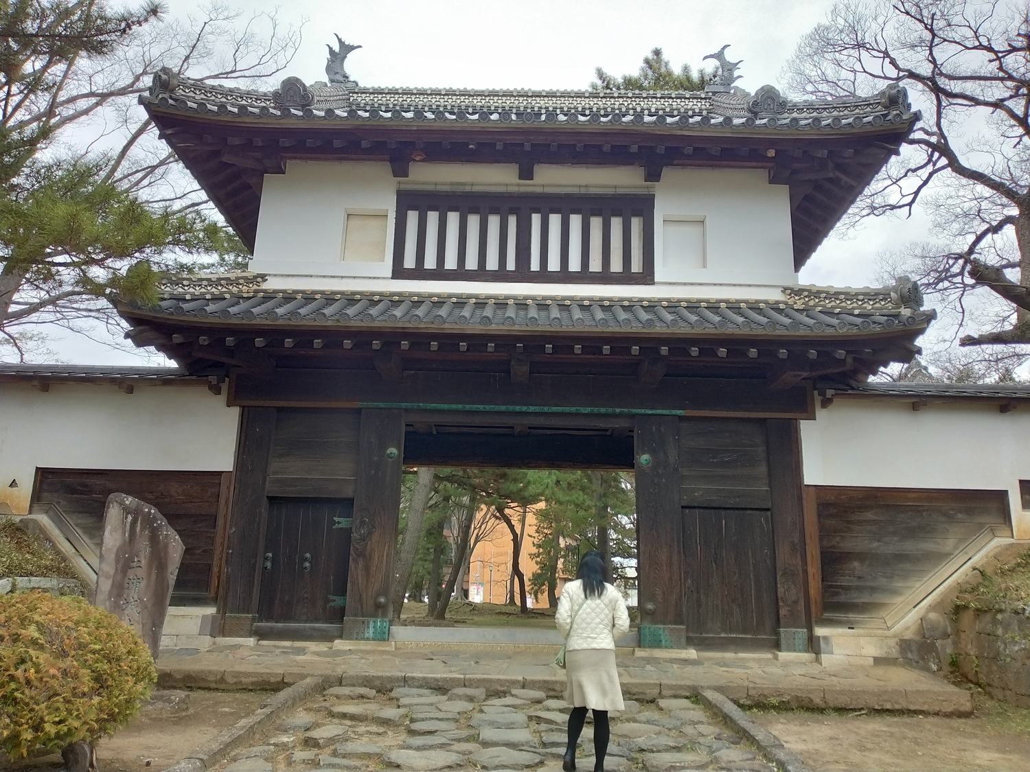 東櫓。平成十年に木造復元された。桜まつりの提灯と大判焼きの屋台が出ていた。