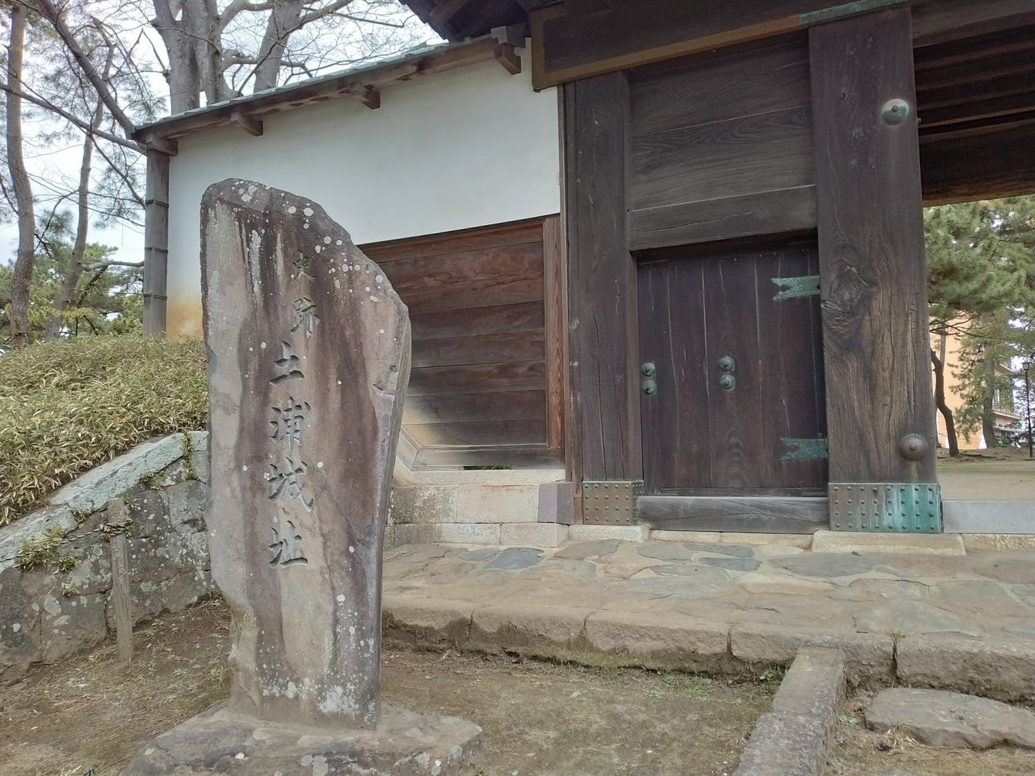 曇り空の堀。城の周囲は一周できる。