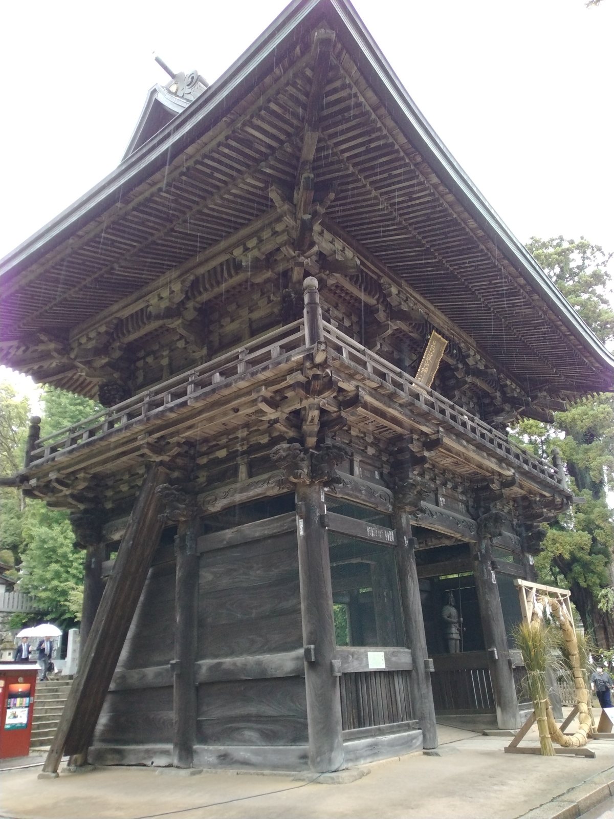 雨の随神門。軒下の組物が幾重にも重なり、規模の大きさが伝わってくる