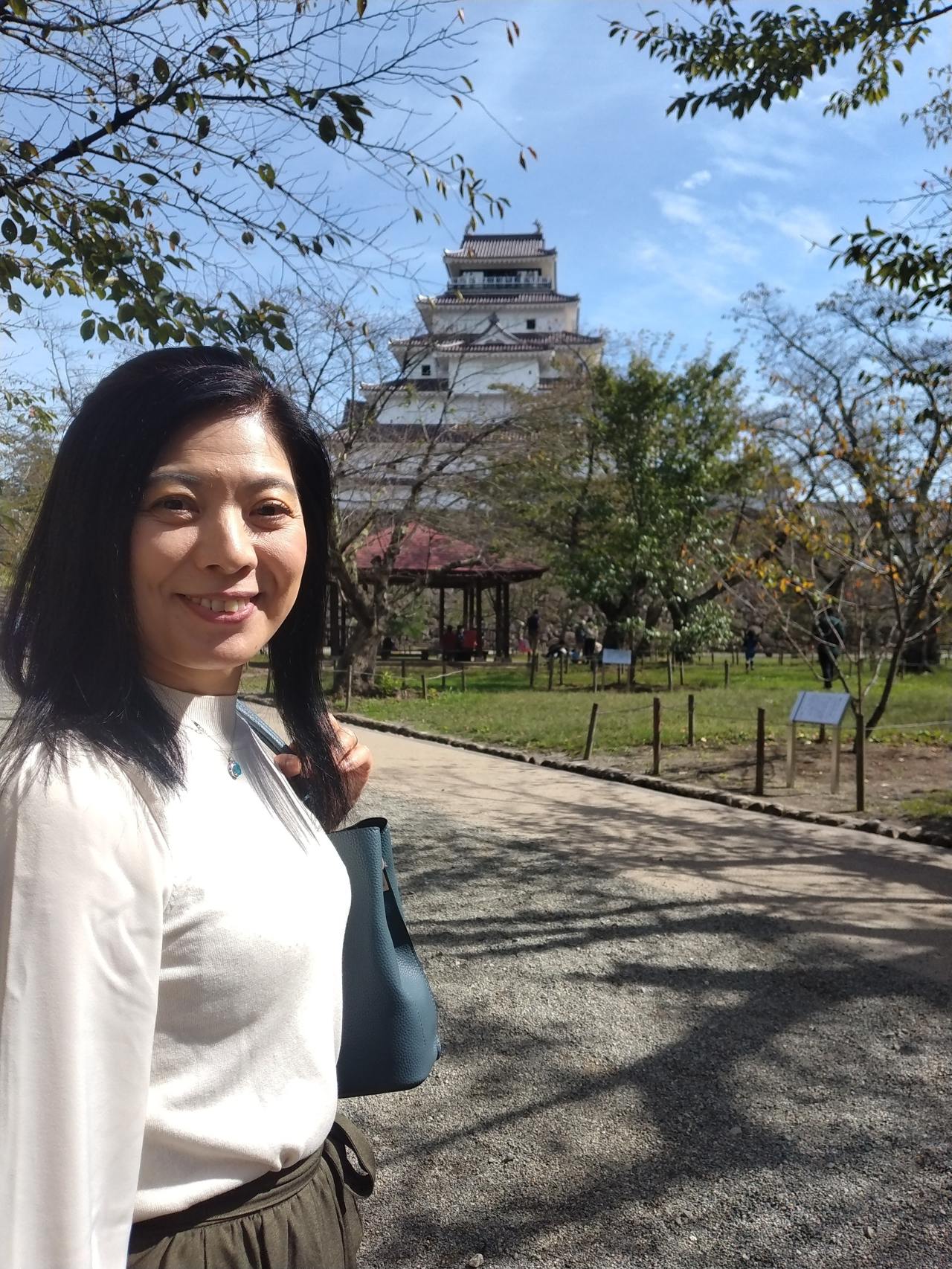 鶴ヶ城天守を背に。赤瓦の白亜の城は会津のシンボル