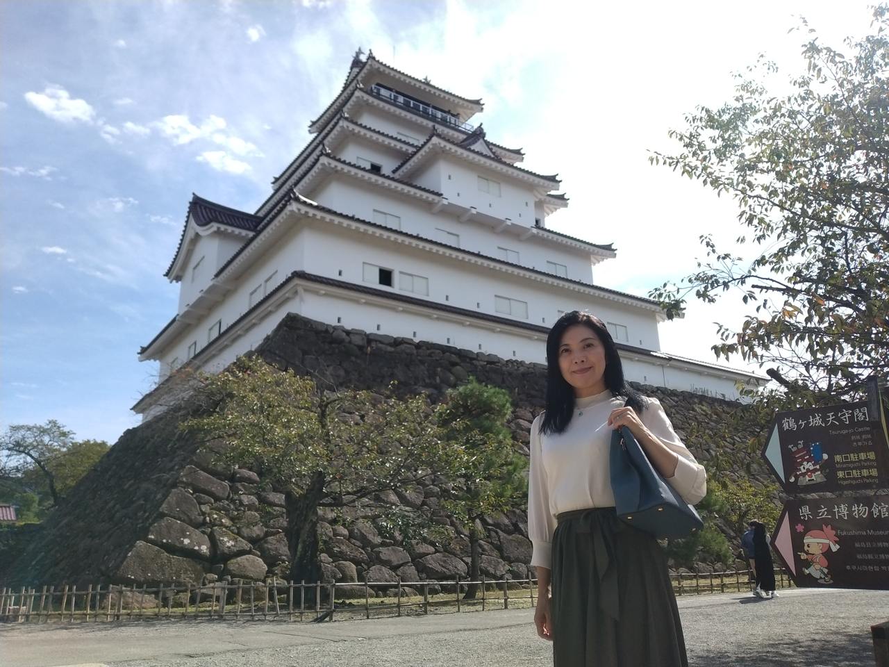 天守を見上げる。赤瓦は幕末当時の姿を再現したもの